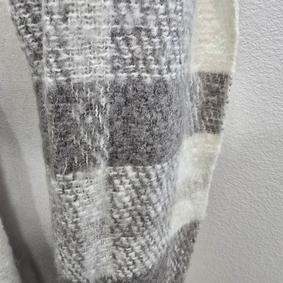 Lauren Conrad Gray Scarve Long Thick Warm Winter One Size - Picture 3 of 6